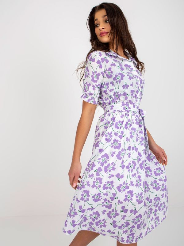 Fashionhunters Бяло-виолетова флорална миди рокля с колан