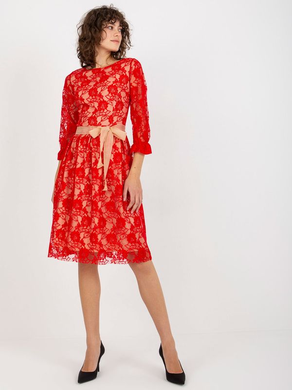 Fashionhunters Дамска елегантна дантелена рокля - червена
