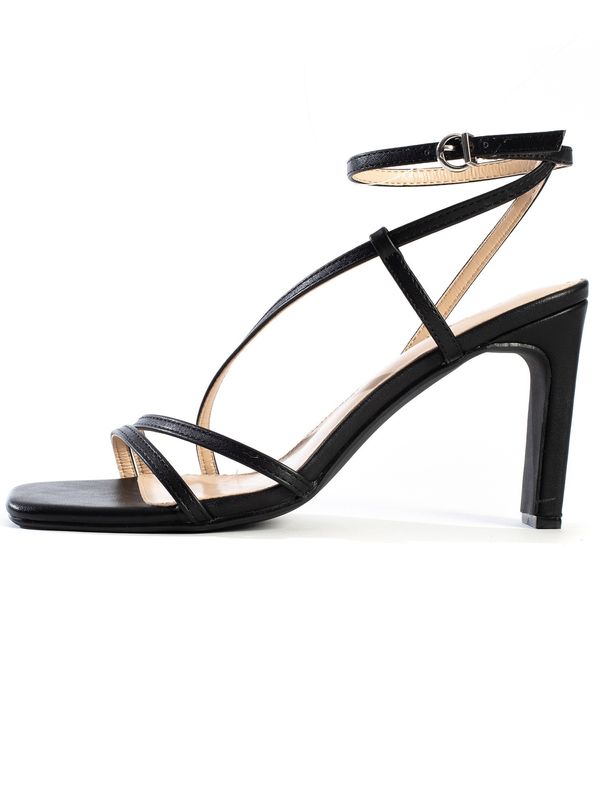 Celena Celena Сандали с каишка 'Cai'  черно