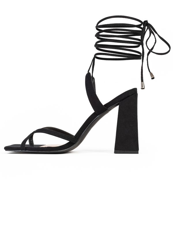 Celena Celena Сандали с разделител за пръстите 'Chenaya'  черно