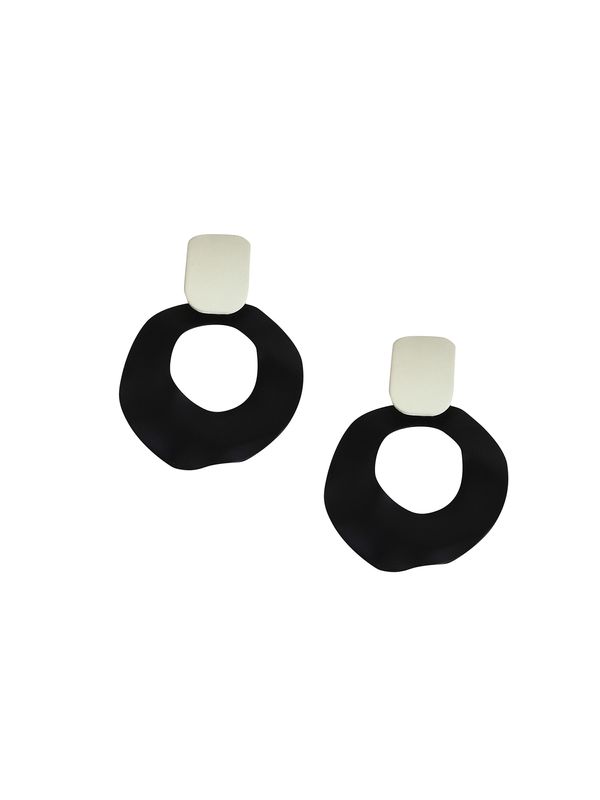 SOHI SOHI Обеци 'Sayla'  черно / естествено бяло