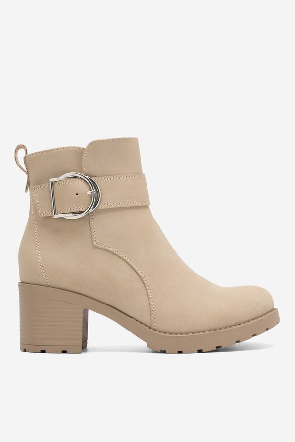 Clara Barson Боти Clara Barson БЕЖОВ