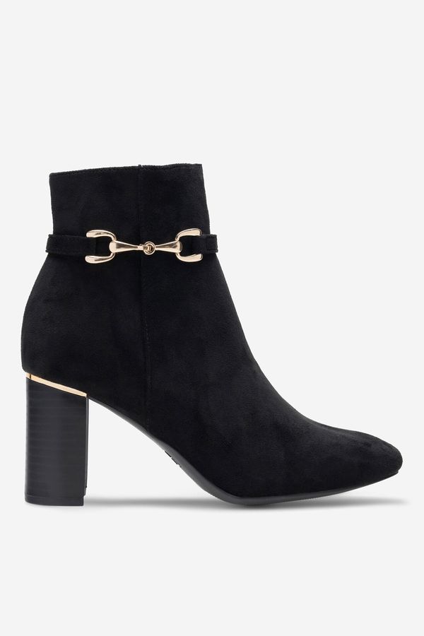 Clara Barson Боти Clara Barson ЧЕРЕН