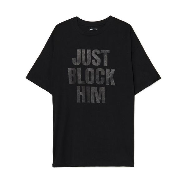 Cropp Cropp - Черна oversize тениска с принт - черeн