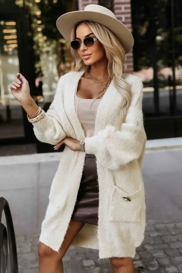 numoco basic 628-1 Fashionable oversized cardigan with a decorative brooch and practical pockets - beige