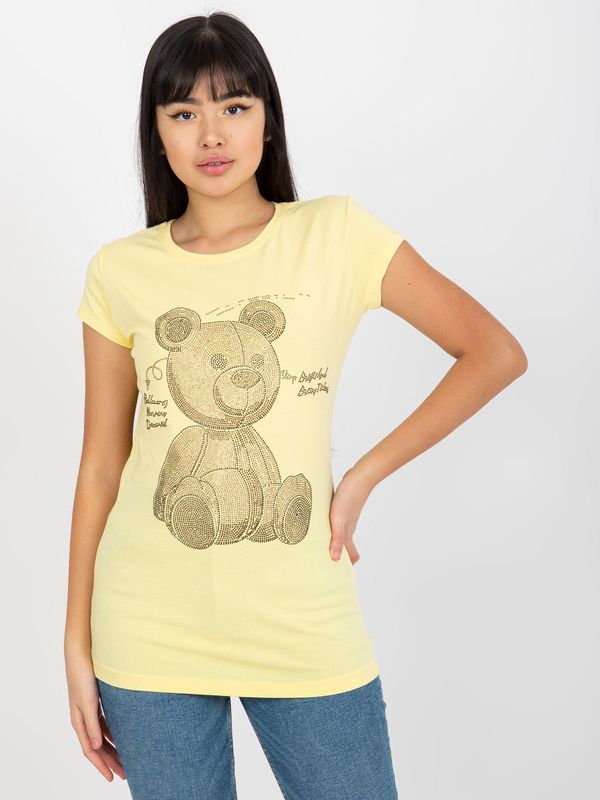 Fashionhunters Ανοιχτό κίτρινο εφαρμοστό μπλουζάκι με εφαρμογή αρκουδάκι