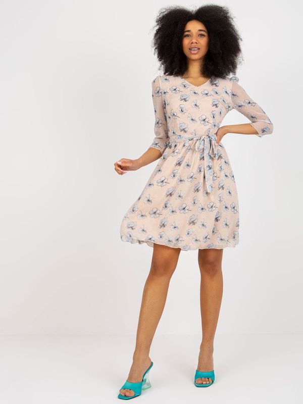 Fashionhunters Бежова рокля с принт и колан