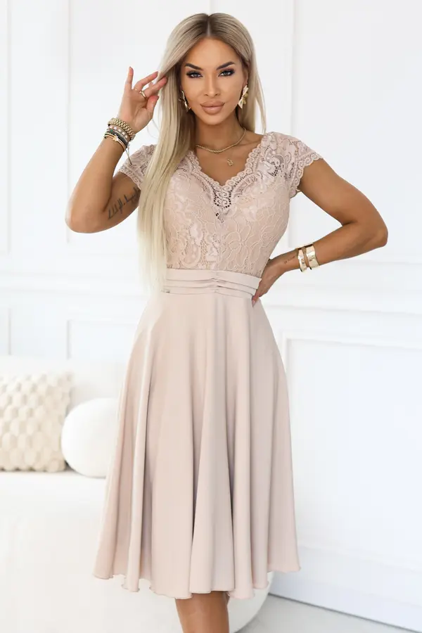 NUMOCO Бежова шифонена рокля с дантелено деколте LINDA