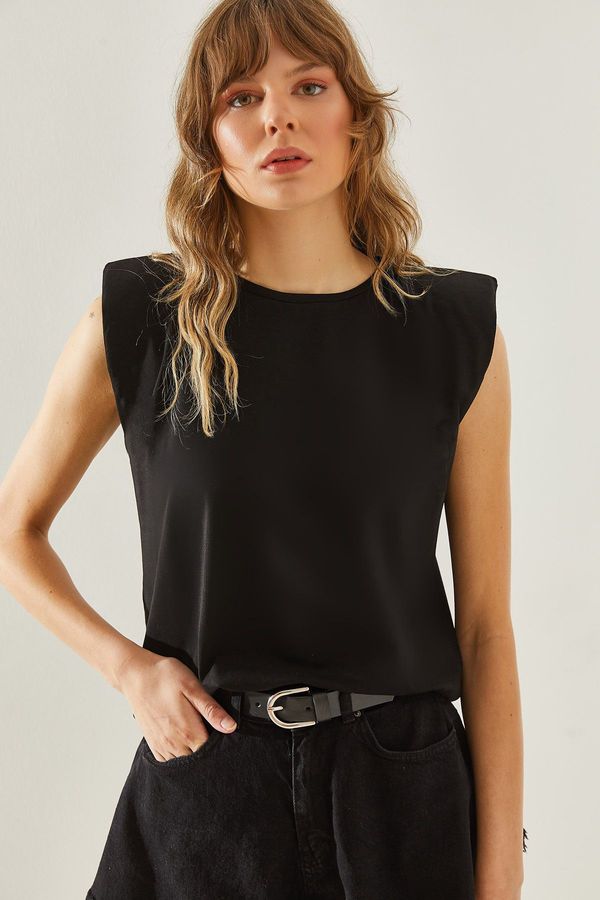 Bianco Lucci Bianco Lucci Women's Padded Sleeveless Basic T-shirt