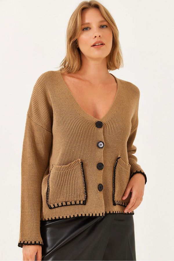 Bianco Lucci Bianco Lucci Women's Shepherd Stitch Detail Large Pocket Four Button Long Sleeve Knitwear Cardigan