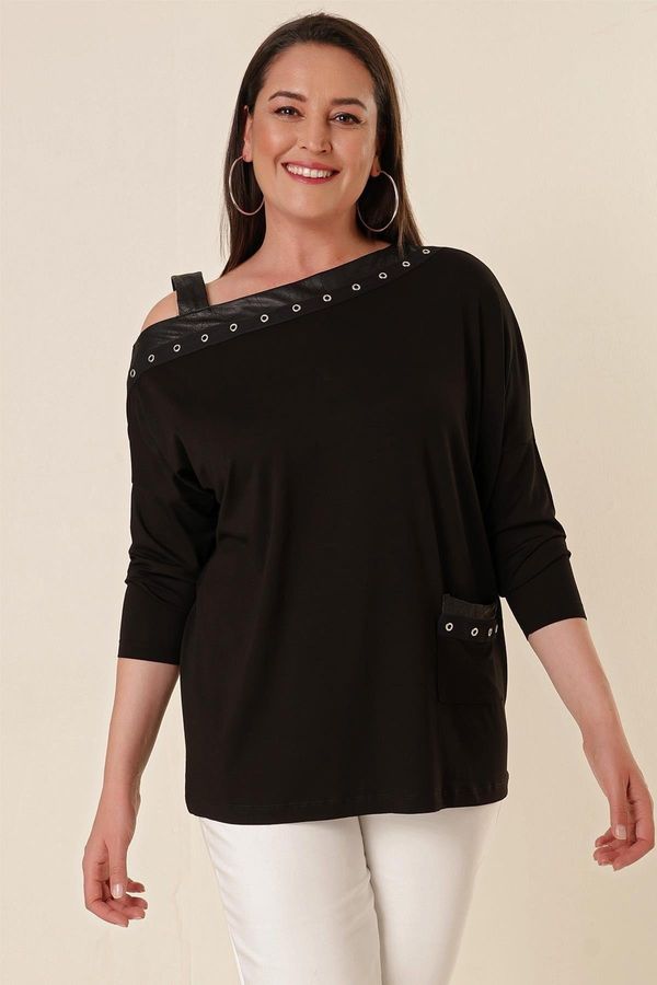 By Saygı By Saygı Lycra blouse with eyelets and eyelets in one strap is also black with one pocket.