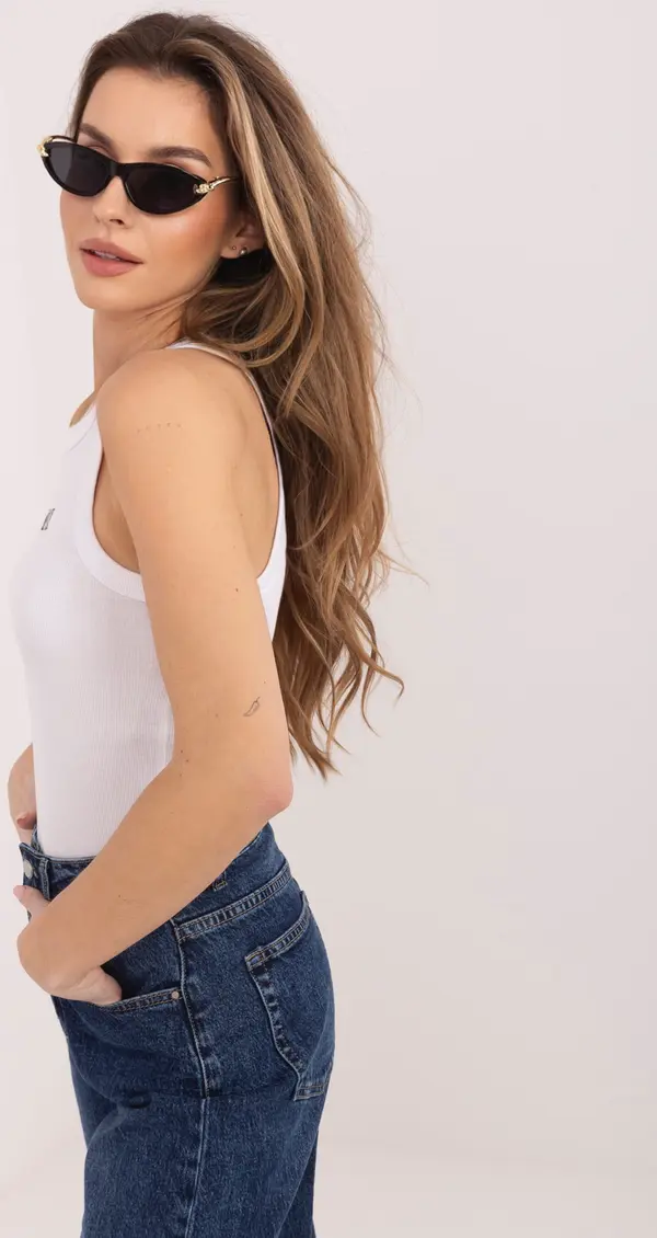 Sublevel Бял дамски топ с бродирани букви