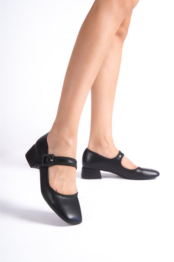 Capone Outfitters Capone Outfitters Capone Flat Toe Women's Shoes with Tape and Buckle Low Heel