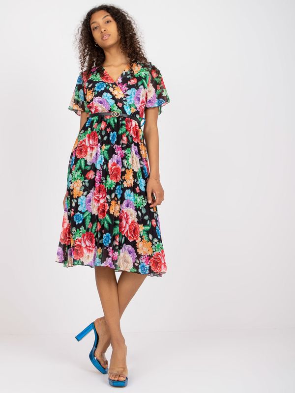 Fashionhunters Черна ефирна миди рокля с флорален принт