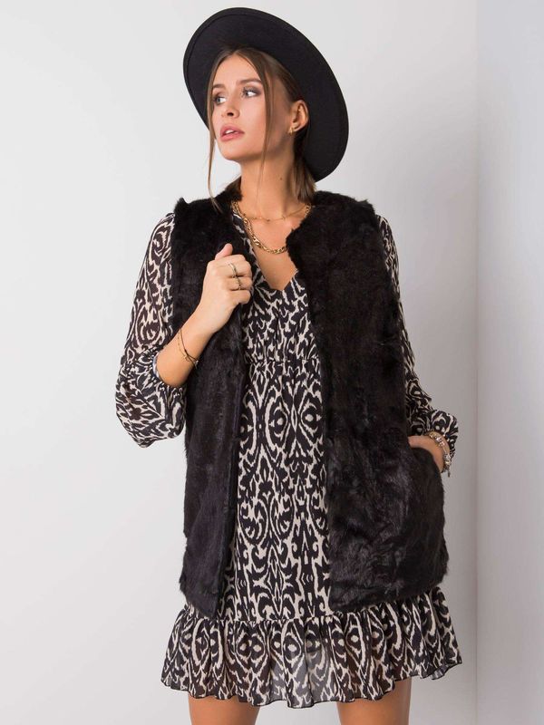 Fashionhunters Черна жилетка от изкуствена кожа