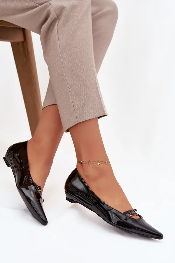 Boto Черни лачени балеринки с пискюли Zarelia