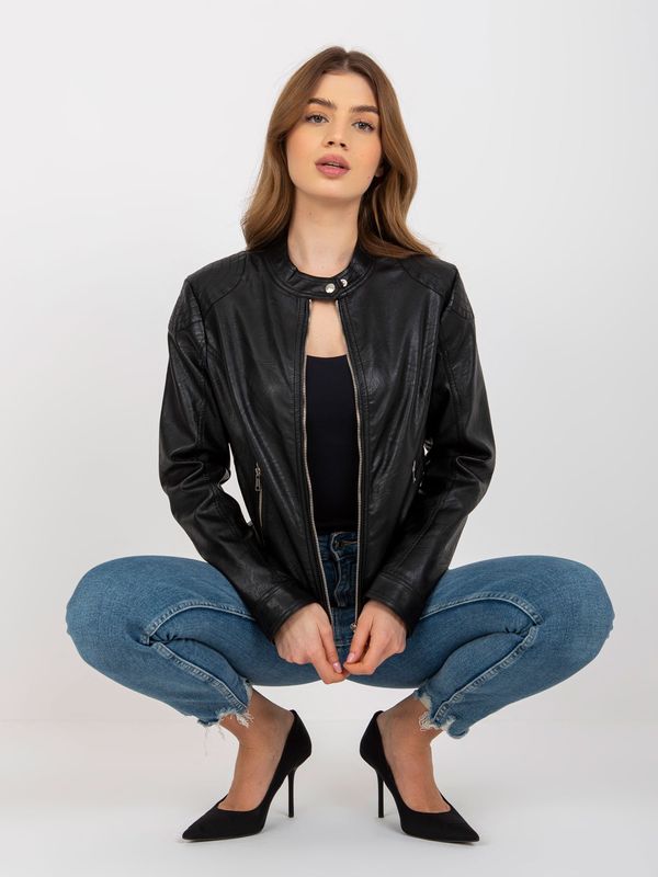 Fashionhunters Черно мотоциклетно яке, изработено от изкуствена кожа с джобове