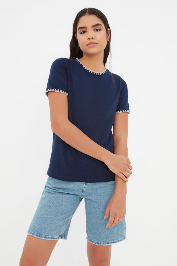 Trendyol Дамска тениска. Trendyol Embroidered