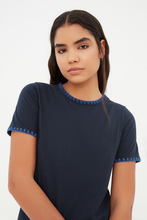 Trendyol Дамска тениска. Trendyol Embroidered