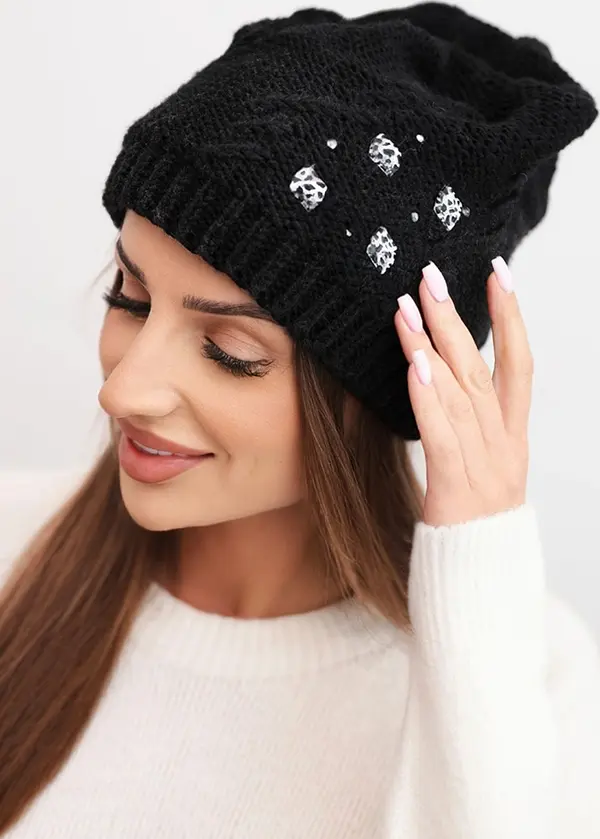 Kesi Дамска зимна шапка с апликации K468 черна