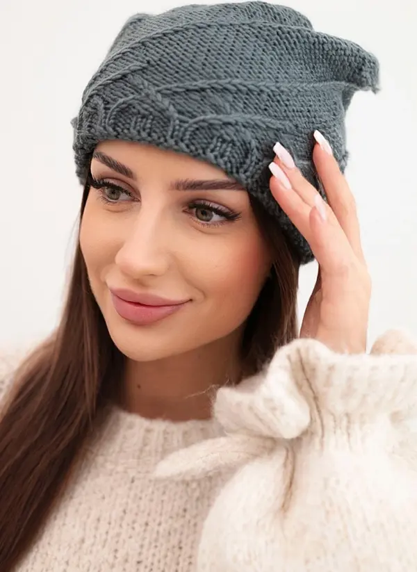 Kesi Дамска зимна шапка с декоративен мотив