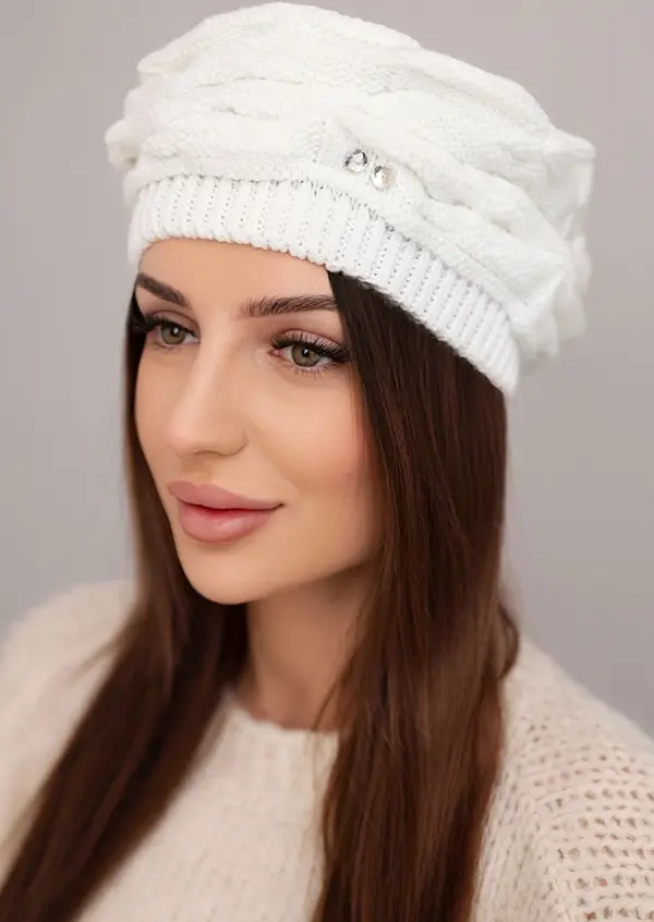 Kesi Дамска зимна шапка с декоративен мотив и кристали