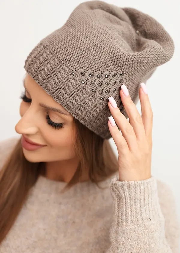 Kesi Дамска зимна шапка с декоративна плетка и капси