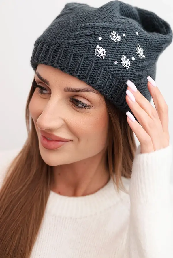 Kesi Дамска зимна шапка с декоративни апликации