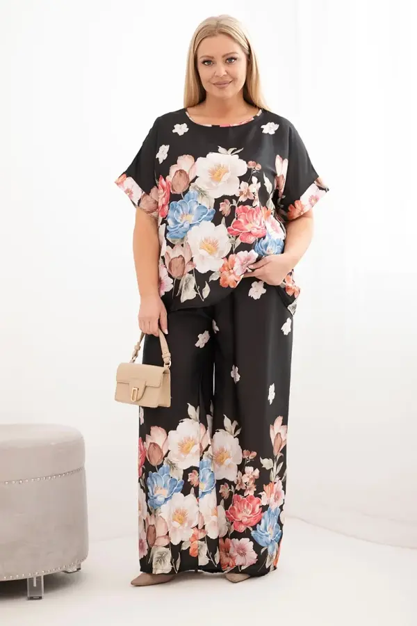 Kesi Włoski Дамски комплект за големи размери с блуза и панталон с флорален принт