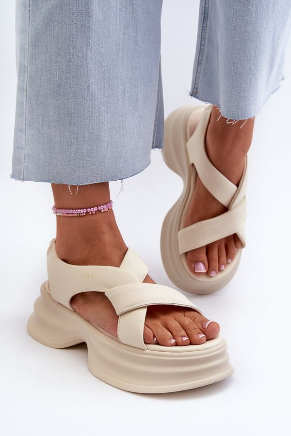 GOE Дамски кожени сандали на масивна подметка светло бежово GOE