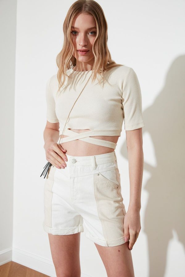 Trendyol Дамски къси панталони Trendyol Ekru