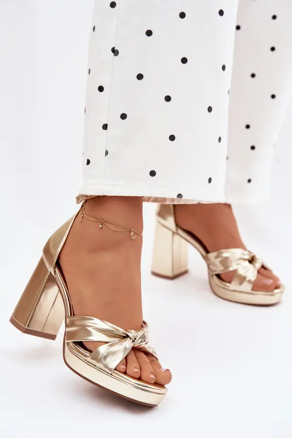 Boto Дамски сандали с дебел ток в златисто