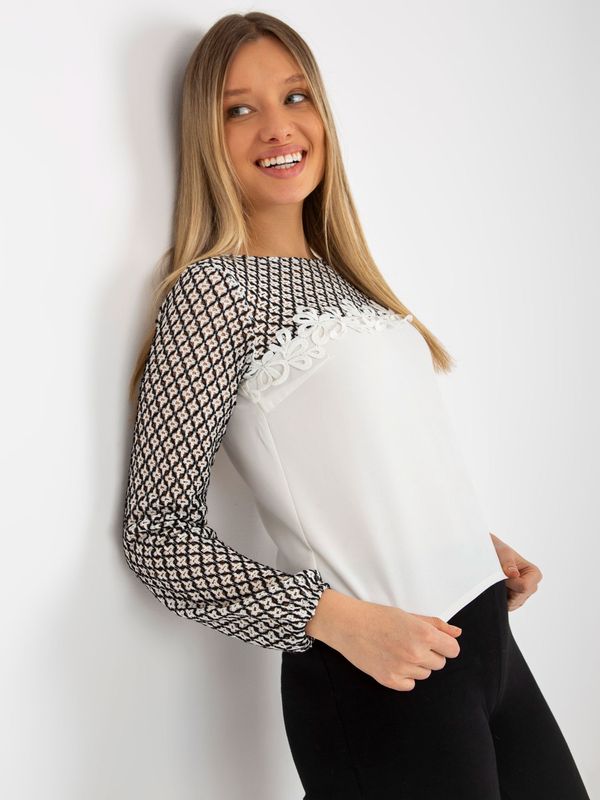 Fashionhunters Ecru-black women's formal blouse with lace