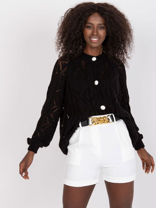 Fashionhunters Ecru Elegant Women's Shorts with Pockets