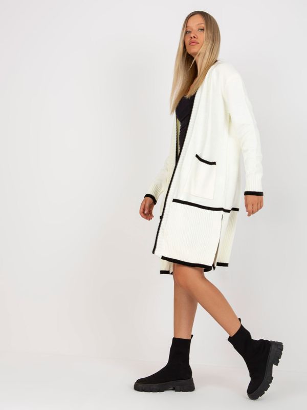 Fashionhunters Екрю-черна дамска жилетка с джобове RUE PARIS