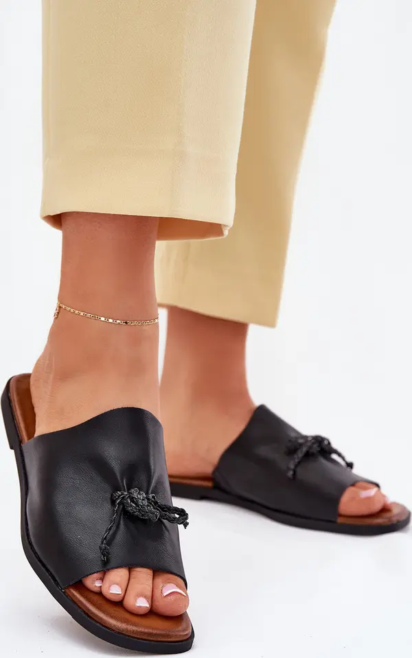 EVENTO EVENTO Дамски чехли на плосък ток с декоративно връзване черни Норела