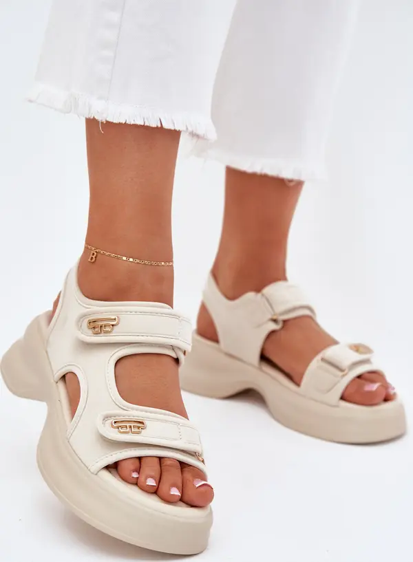 EVENTO EVENTO Дамски сандали със златни детайли бежови Luvira