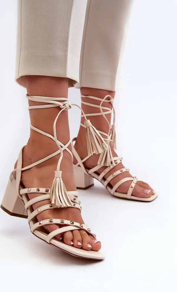 EVENTO EVENTO Сандали с връзки и ниски токчета, украсени с шипове, бежово Chrisele