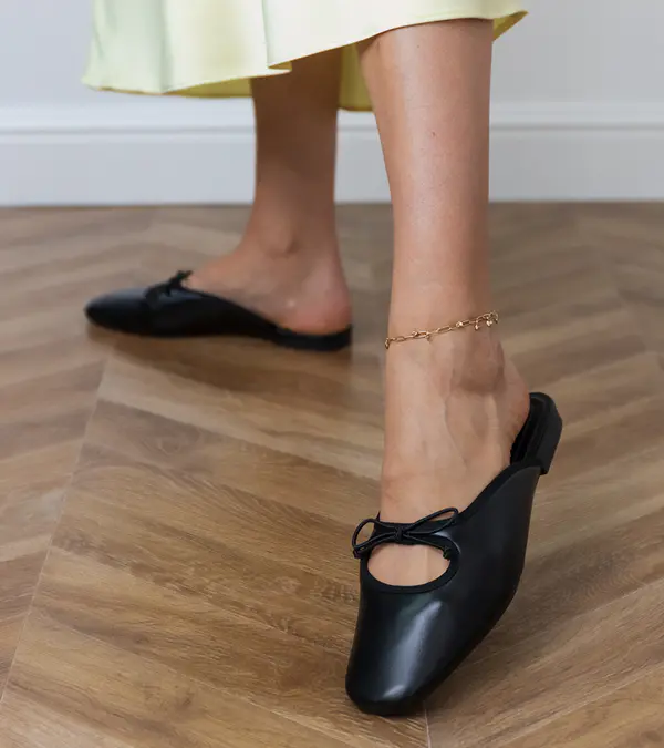 Gemre Gemre Black closed-toe flat sandals Matila