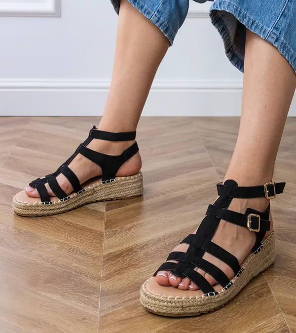 Gemre Gemre Black espadrille sandals on a low platform Amur