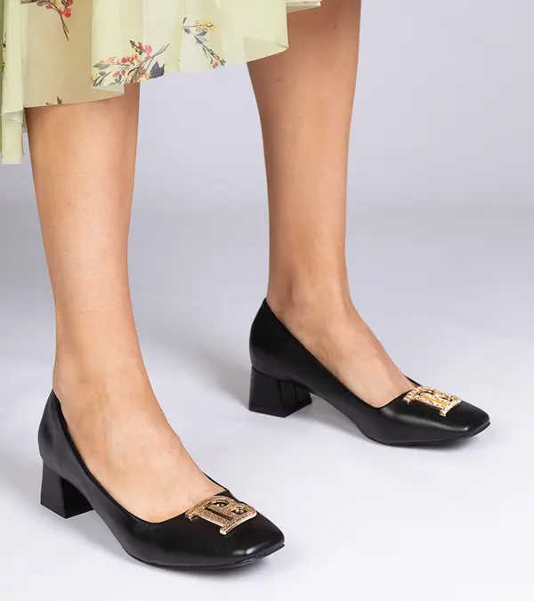 Gemre Gemre Black low-heeled pumps with gold embellishment Kessadi
