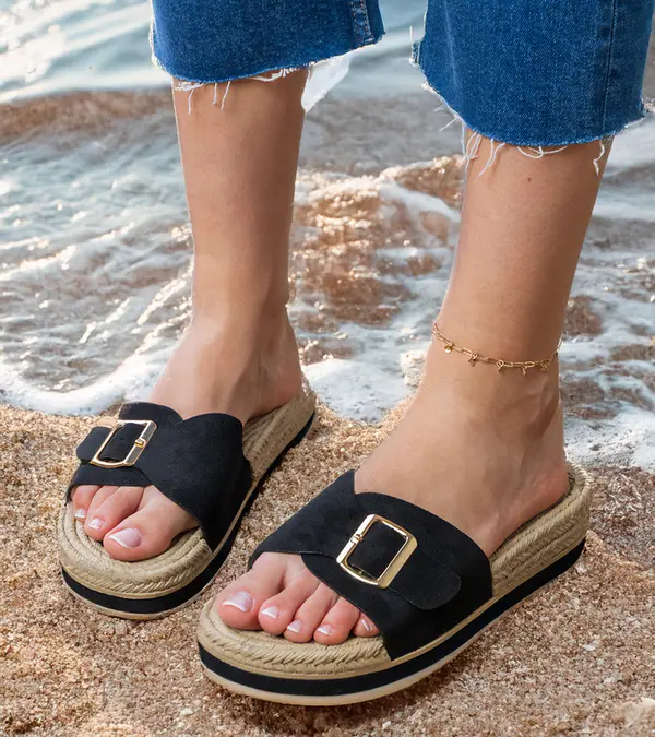 Gemre Gemre Black platform sandals with a buckle on the strap Umsa