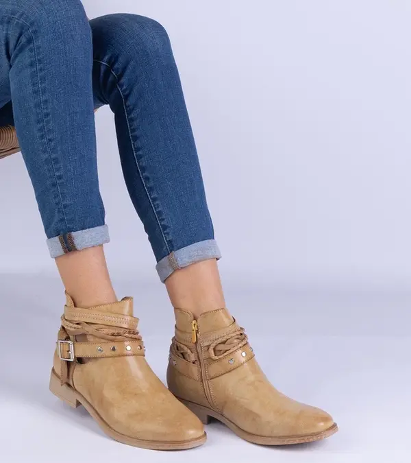 Gemre Gemre Brown flat ankle boots with cutout and buckle Savaner