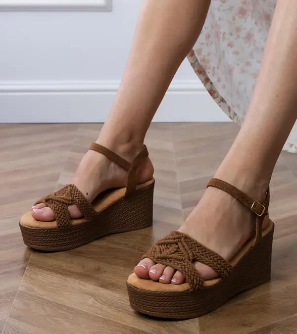 Gemre Gemre Brown platform sandals with lace-up strap Zambera