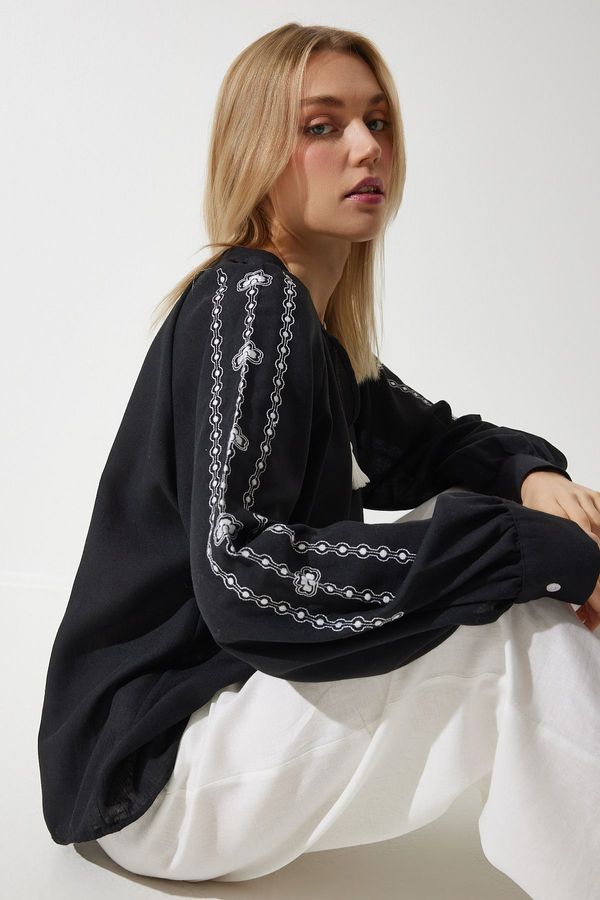 Happiness İstanbul Happiness İstanbul Woman's Black Embroidered Oversize Linen Blouse