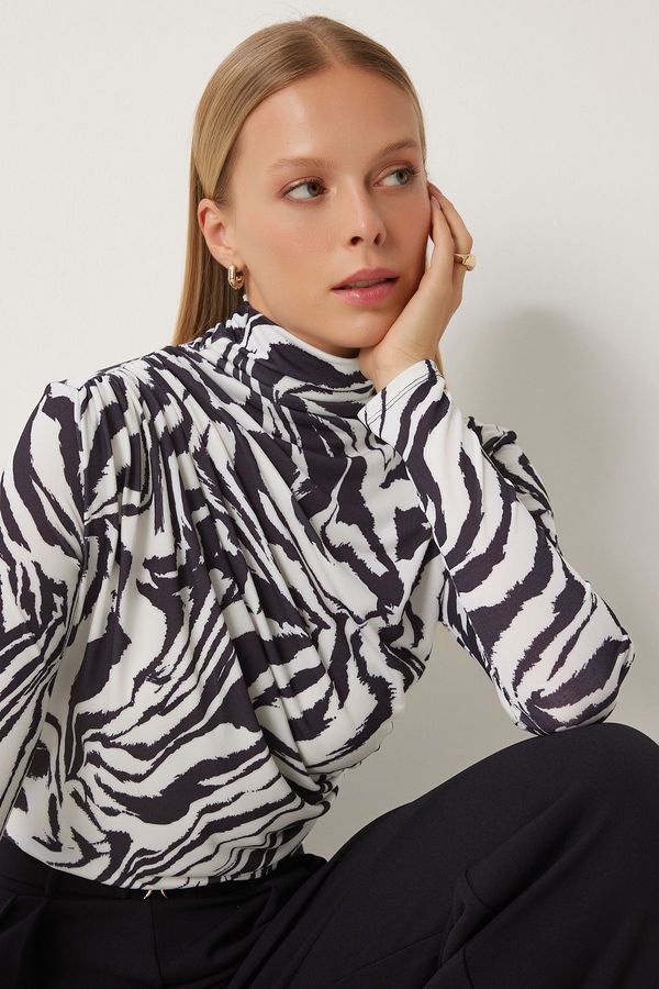 Happiness İstanbul Happiness İstanbul Women's Black and White Gather Detailed Stand Collar Sandy Blouse