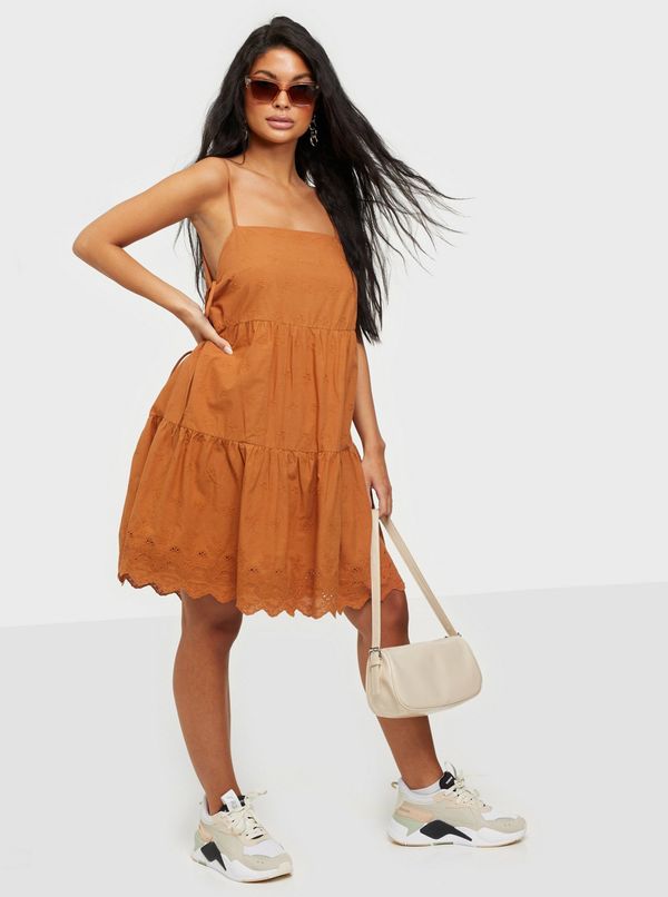 Noisy May Кафява рокля с мадейра Шумна Мей Джаки - Жени