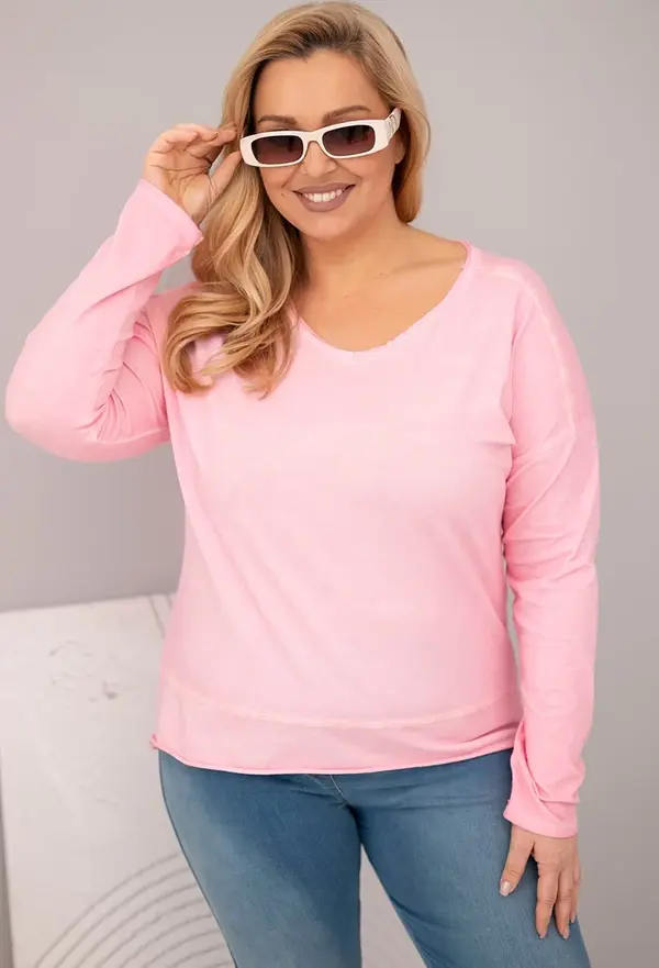 Kesi Włoski Kesi Włoski Plus Size women's blouse with a V-neck and a longer back light pink