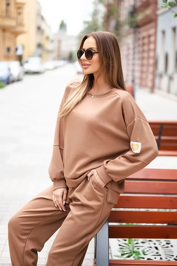 Kesi Włoski Kesi Włoski Women's set with a loose sweatshirt and pants with the word LOVE dark camel