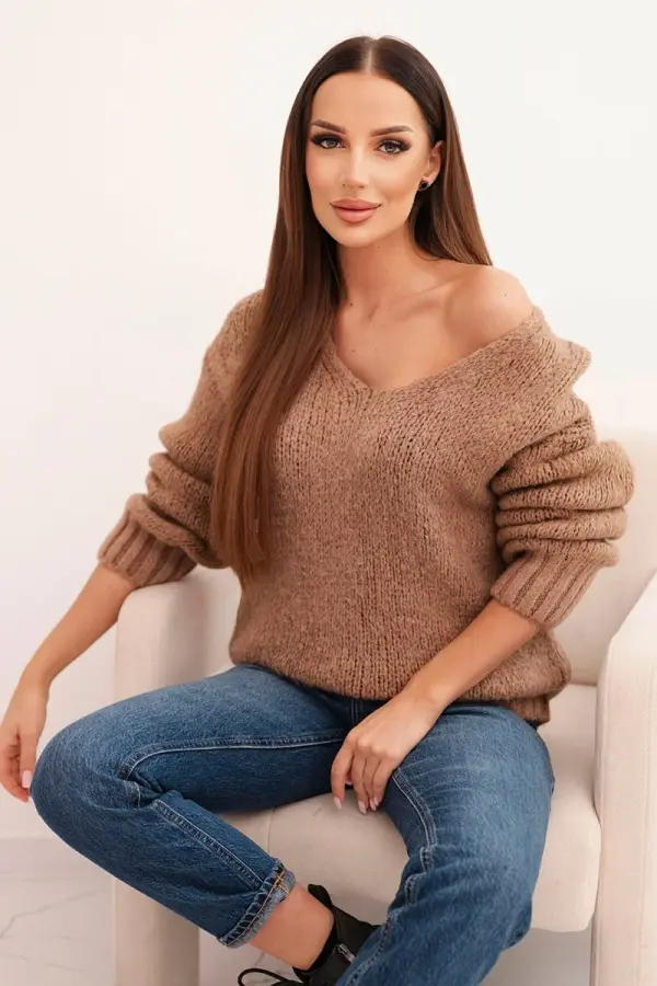 Kesi Włoski Kesi Włoski Women's sweater with a wool blend and a V-neck camel